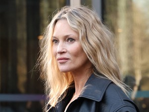 Az 51 éves Kate Moss nagyon intim fotózást vállalt be, nem is akármiben pózolt a kamerák előtt