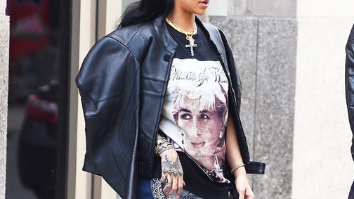 Sosem jössz rá Rihanna ki előtt tiszteleg a retró pólójával!