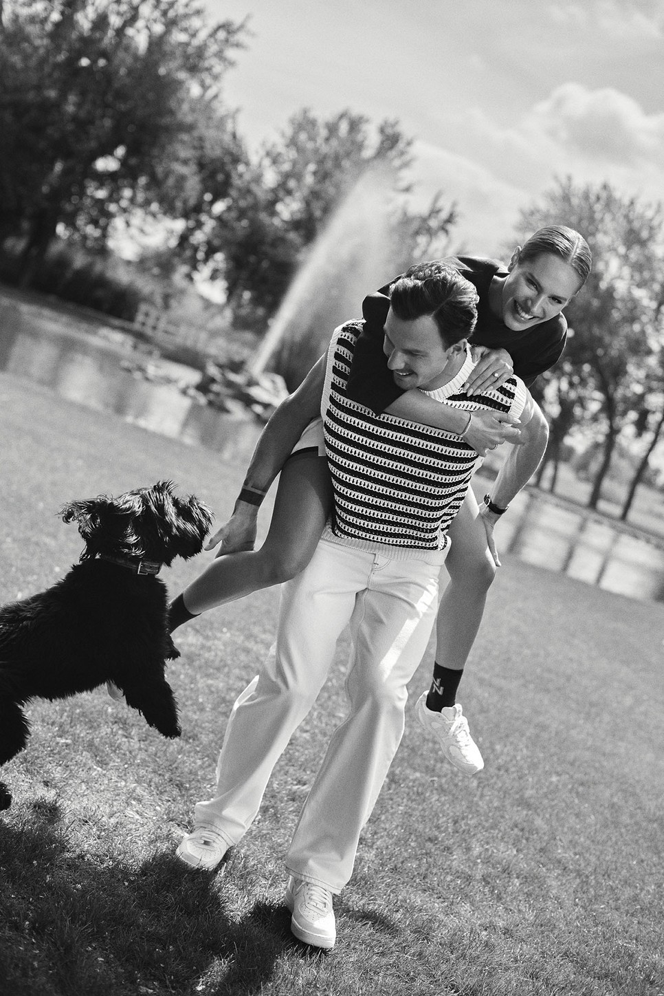 Molnár Nini&Fucsovics Márton  – Nini: Pulóver és szoknya SPORTY & RICH – net-a-porter.com, Zokni NINI, Cipő MIU MIU Marci: Kötött mellény és nadrág TOMMY HILFIGER, Cipő NIKE Airforce – RDrop Sneaker Store