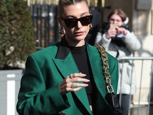 Hailey Bieber a legstílusosabb sztár a párizsi divathéten, nézd ezt a szuper szettet is!