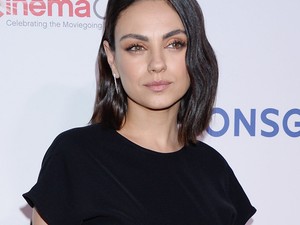 Mila Kunis ruhája visszafogottnak tűnik, de van benne egy szexi csavar!