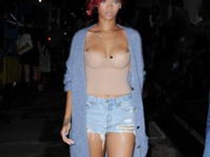 Mamuszban flangál az utcán a popsztár