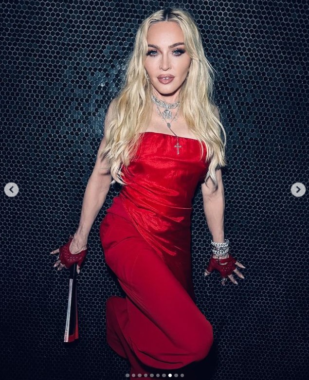 Madonna tetőtől talpig pirosba öltözött