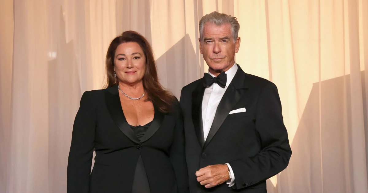 Pierce Brosnan felesége rengeteget fogyott, vörös szaténruhában mutatta meg az alakját