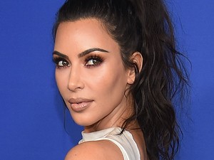 Kim Kardashian őrülten szexi ebben a totál hétköznapi szettben