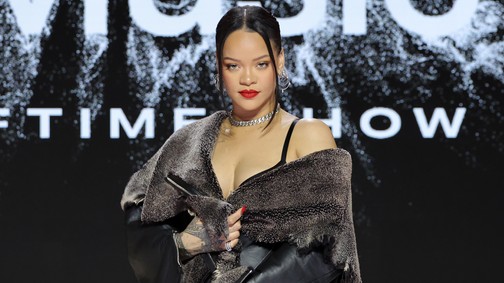 Íme a nagy pillanat, amikor Rihanna bejelentette második terhességét a Super Bowlon