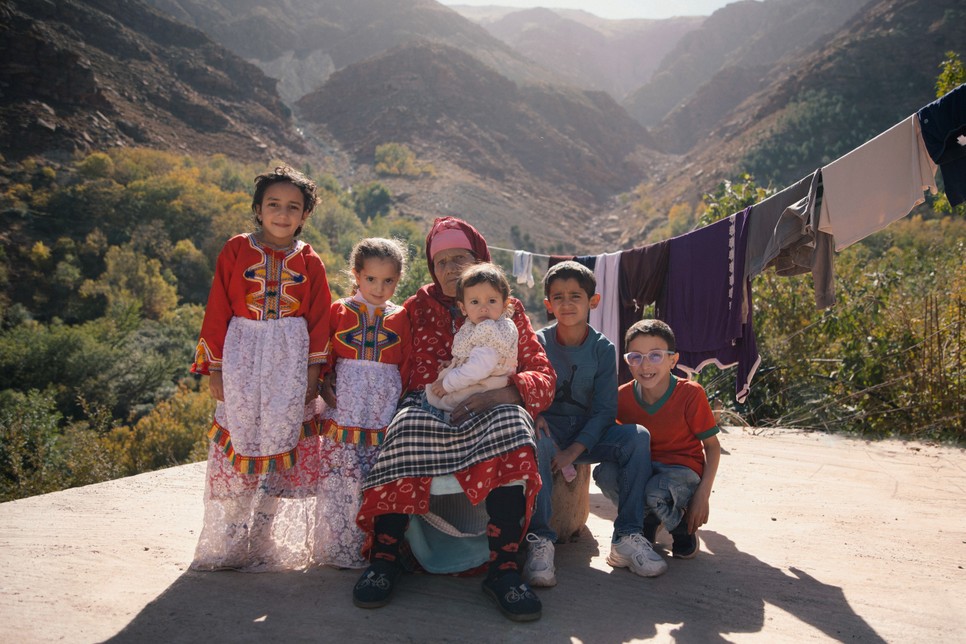 Amikor megérkeztünk, az idős asszony egyedül üldögélt a ház tetején lévő teraszon. Nem sokkal később hazaérkeztek az unokái az iskolából, és örömmel szaladtak oda hozzá. A lányok az aznapi nemzeti ünnep (a Zöld Menet évfordulója) alkalmából amazigh népviseletben voltak.