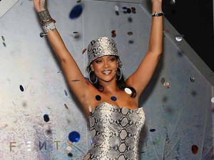 Rihanna már tényleg paranormális szintre emelte a magas sarkúban járást
