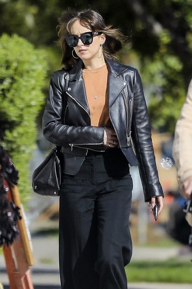 Dakota Johnson még ebben a totál egyszerű bőrdzsekiben is csodásan fest