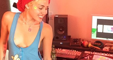 Miley Cyrus csak egy bimbótapaszban!