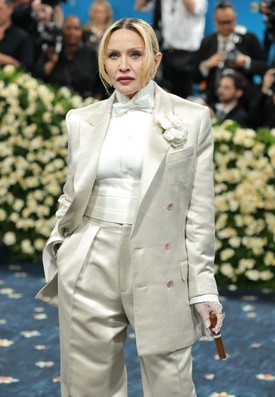 Tökéletesen szabott nadrág, hozzá illő testhezálló blézer és ropogós fehér ing, kiegészítve a legstílusosabb részletekkel, mint a csokornyakkendő és a horgolt kesztyű