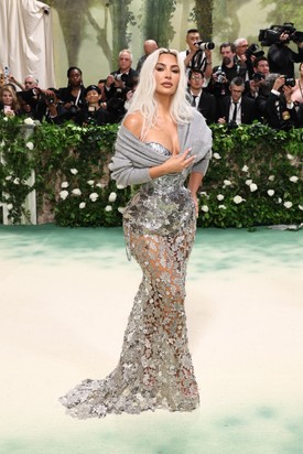 Kim Kardashian idén sem hagyta ki a Met-gálát, és most egy Maison Margiela pucérruhára esett a választása.