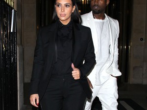 Kim Kardashian és Kanye West szmokingba öltözött