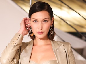 Bella Hadid imádja mutogatni a csupaizom hasát