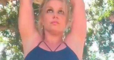 Ezt nézd: Britney Spears egy szál bikiniben jógázik