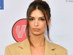 Emily Ratajkowski lenyomta az év legdögösebb kampányát a karanténból