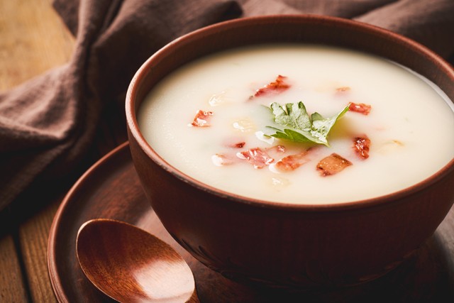 Egy egész lábassal megennél belőle: burgonyakrémleves pirított baconnel