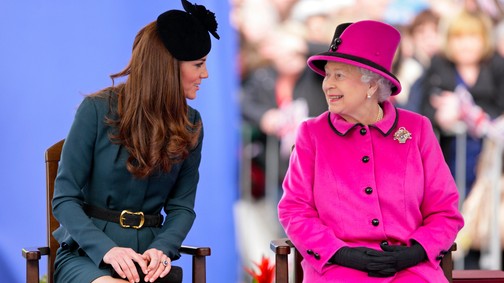 Katalin hercegné torokszorító gesztussal tiszteleg a néhai Erzsébet királynő előtt
