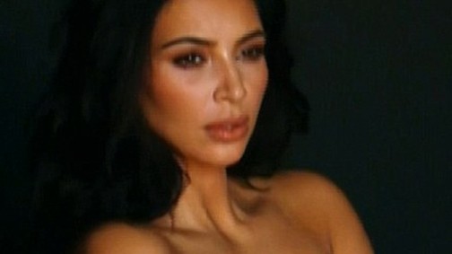 Kim Kardashian ismét ledobta a ruháit