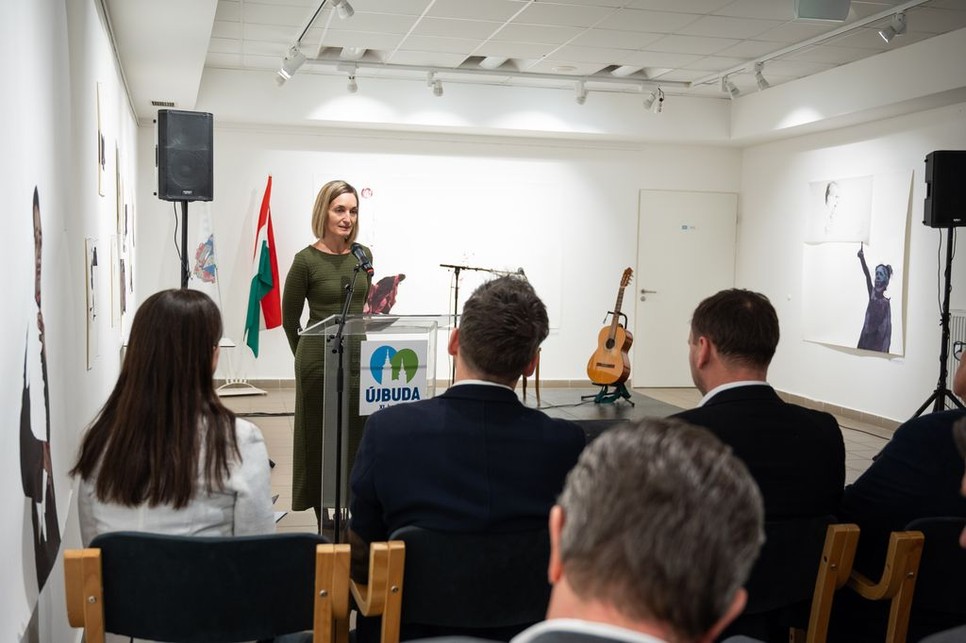 Rozgonyi-Kulcsár Viktória, a Margit-negyed Tanácsadó Testületének kulturális fővédnöke, a meNŐ kampány megálmodója beszél a kezdeményezés küldetéséről. A projekt célja kezdettől fogva az volt, hogy láthatóvá tegye azokat a nőket, akik a II. kerület kulturális sokszínűségét értékalapú munkájukkal és közösségi jelenlétükkel formálják