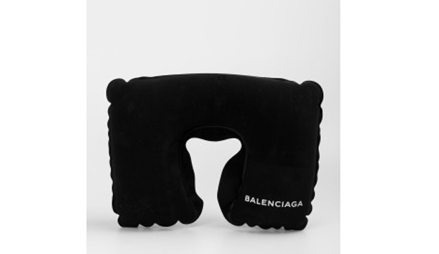 Balenciaga nyakpárna - a BKV szakaszjegyedet is azonnal első osztályú repülőjegyre cserélik, ha egy Balenciaga nyakpárnával érkezel a becsekkoláshoz, potom 10 ezer forintért az egész életed egy álomutazás lesz.
