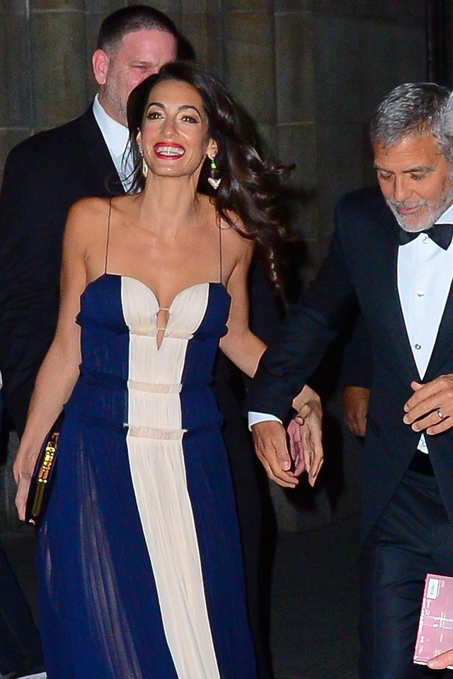 Amal Clooney gyönyörű ruhában vette át a díját, amiben kritizálta Trumpot és közte Magyarországot is