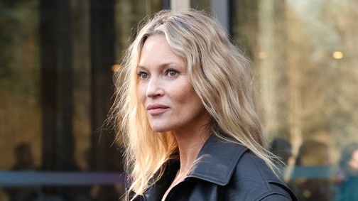 Az 51 éves Kate Moss nagyon intim fotózást vállalt be, nem is akármiben pózolt a kamerák előtt