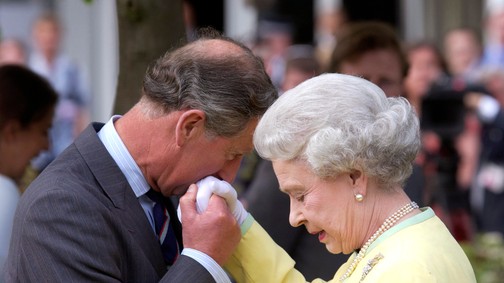 Károly király bukását várták, most kiderült, milyen uralkodó Erzsébet királynőhöz képest