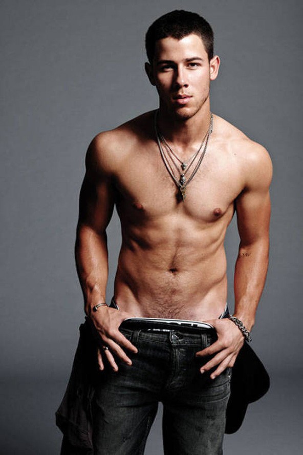 Nick Jonas magához nyúl a Flaunt magazinban