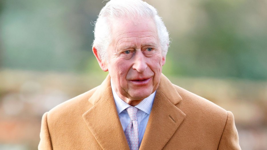 Észreveszel valami furcsát Károly király ruháján? Segítünk, a nyakkendőjét nézd!