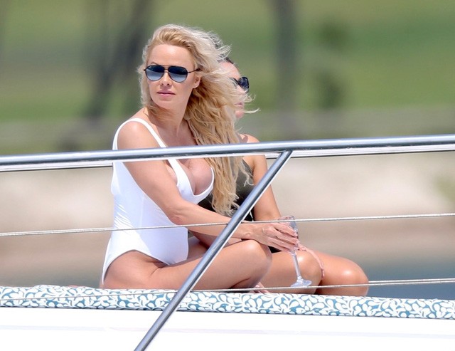 Pamela Anderson fehér fürdődresszben