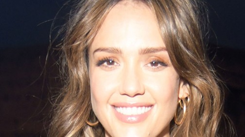 Jessica Alba bugyivillantós ruhában is a visszafogottság királynője