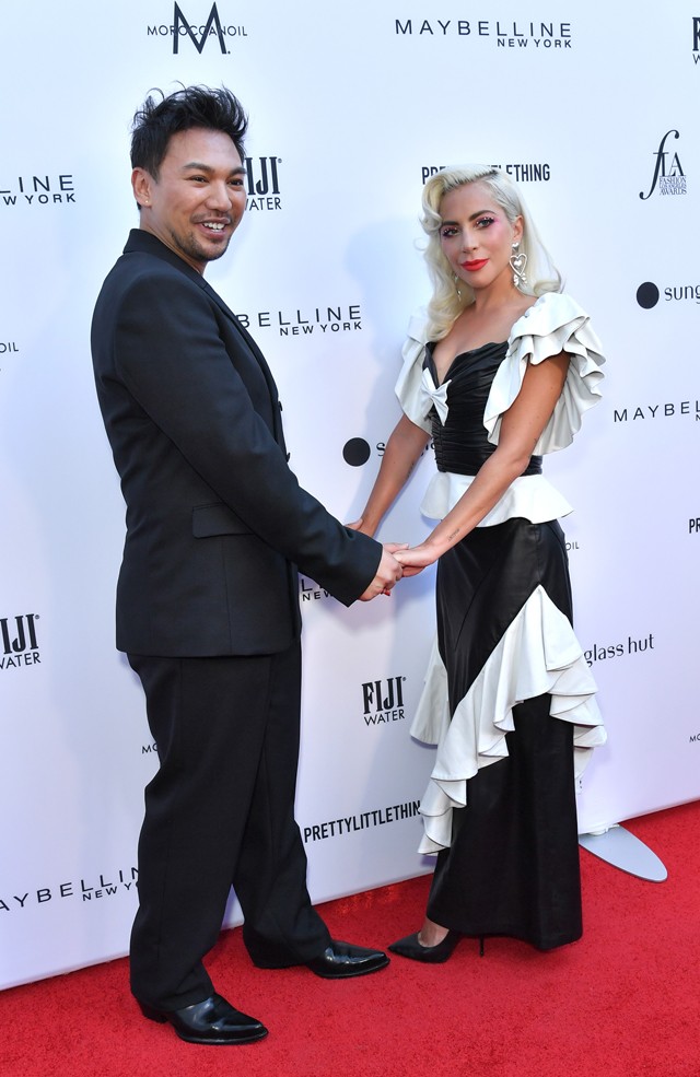 Lady Gaga egy szexi takarítónő ruhájának modern változatába bújt