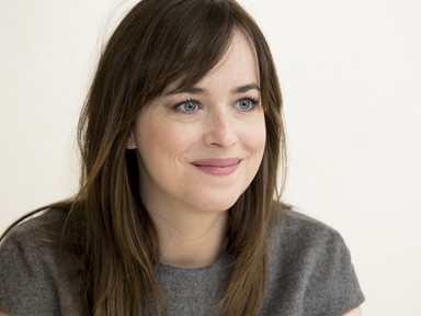 Dakota Johnson nagymama szoknyában sétálgat az utcán