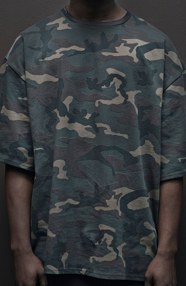 Szakadt harisnyák, szemét, fenékmutogatás és meztelenkedés Kanye West új kollekciójában