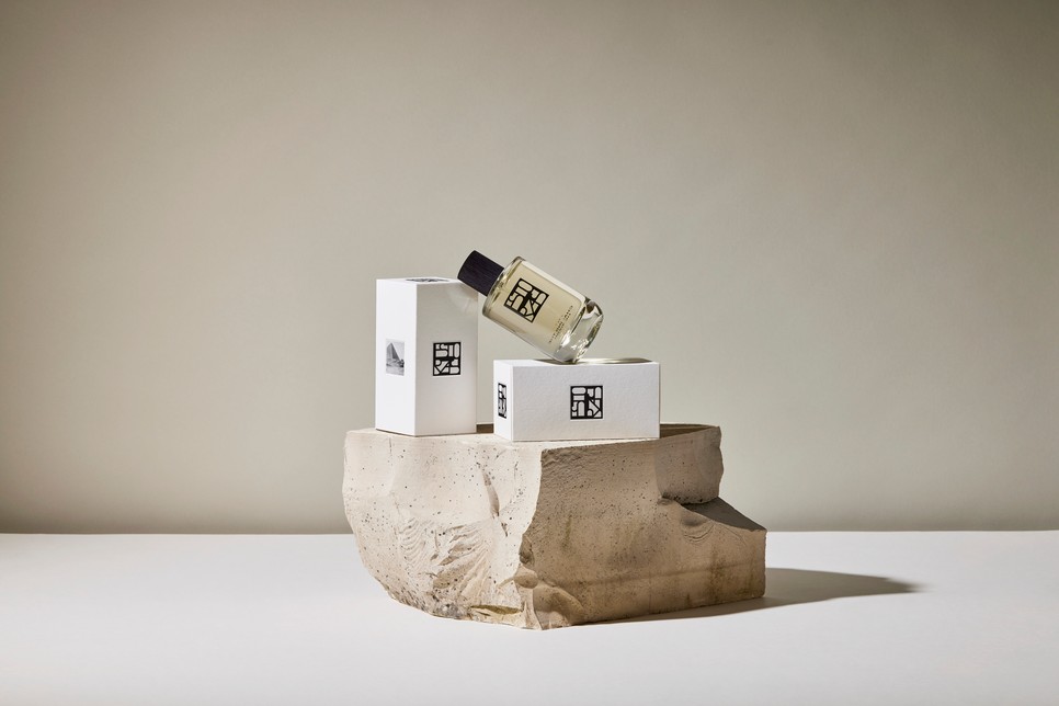 A fás-fűszeres illatot Marie Urban Le Febvre, parfümőr és a berlini Urban Scents alapítója alkotta meg: "Az ANTAL meghívás egy illatos utazásra, amely egyesíti a múltat és a jelent, a nyugati kultúrákat és az egzotikus, vad kalandos országokat."