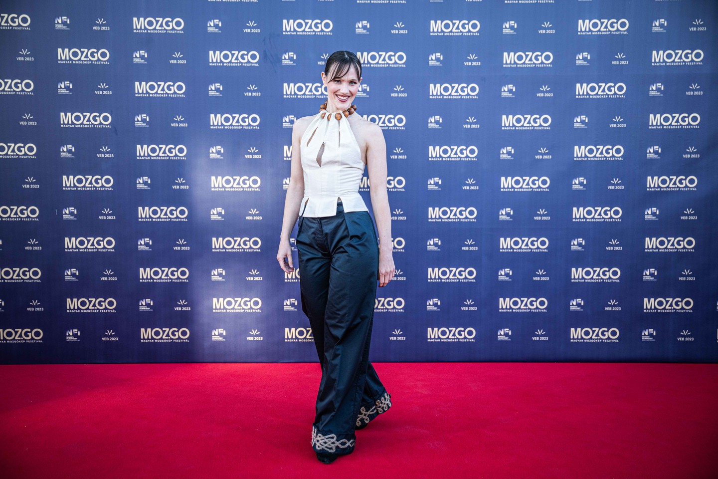 Mészáros Blanka színésznő egy CHOKASSY szettet kapott a gálára, amely a modern kifinomultság és a hagyományőrzés harmonikus egységére épült