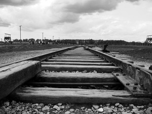 ´Hogyan lehetett apró gyerekeket tűzbe dobni?´