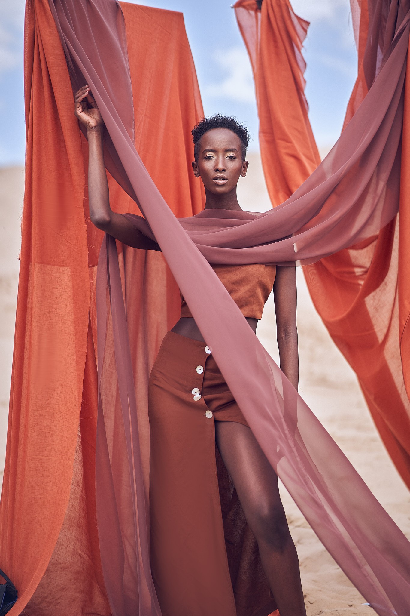 Szomáliából menekült, mára topmodell lett belőle Magyarországon - Rea Milla divatmodell egy csodás divatanyagban tündököl