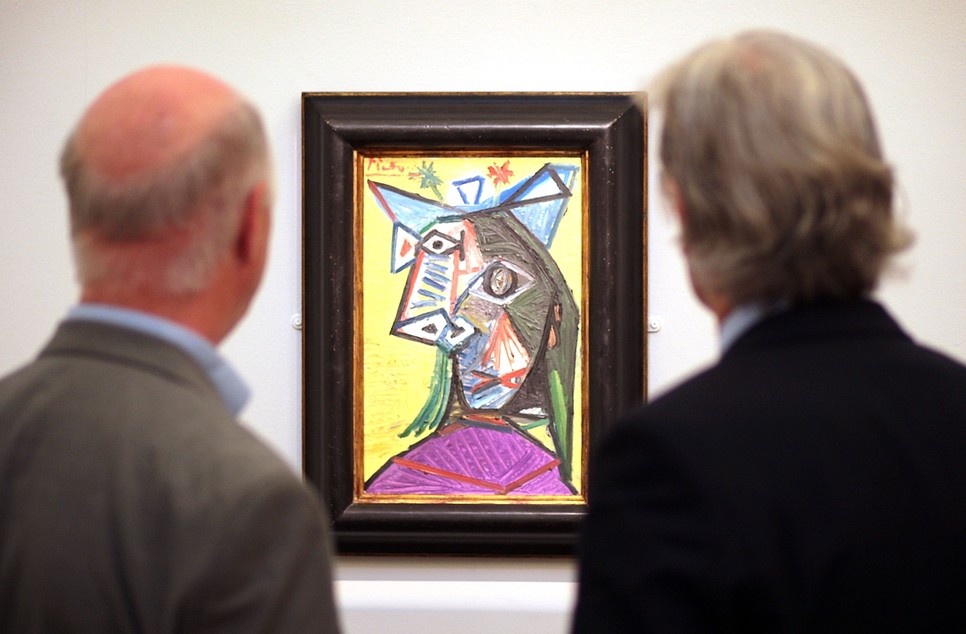Két látogató a Sotheby’s-ben Picasso Tête de femme (Dora Maar) című festményét nézi