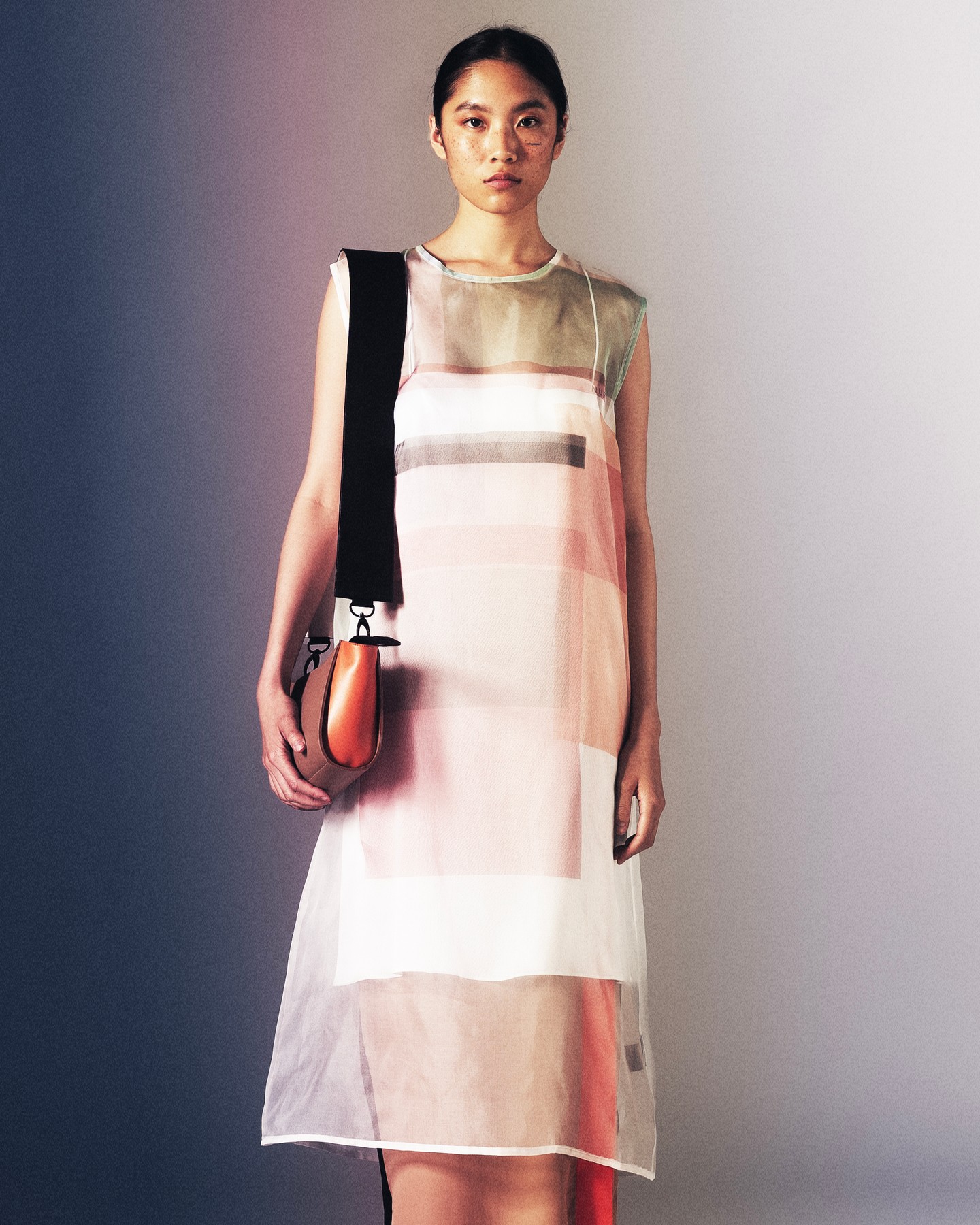 A Nubu és a Maurer Dóra ihlette kollekciójában az áttetsző tétegek Maurer Dóra alkotásainak rétegzettségét idézik