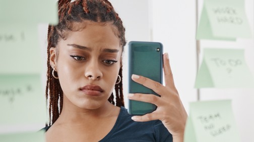 Lehet, te is szenvedsz tőle, és még csak nem is tudsz róla: ez a rivaldafény-effektus, ami milliók életét megnehezíti