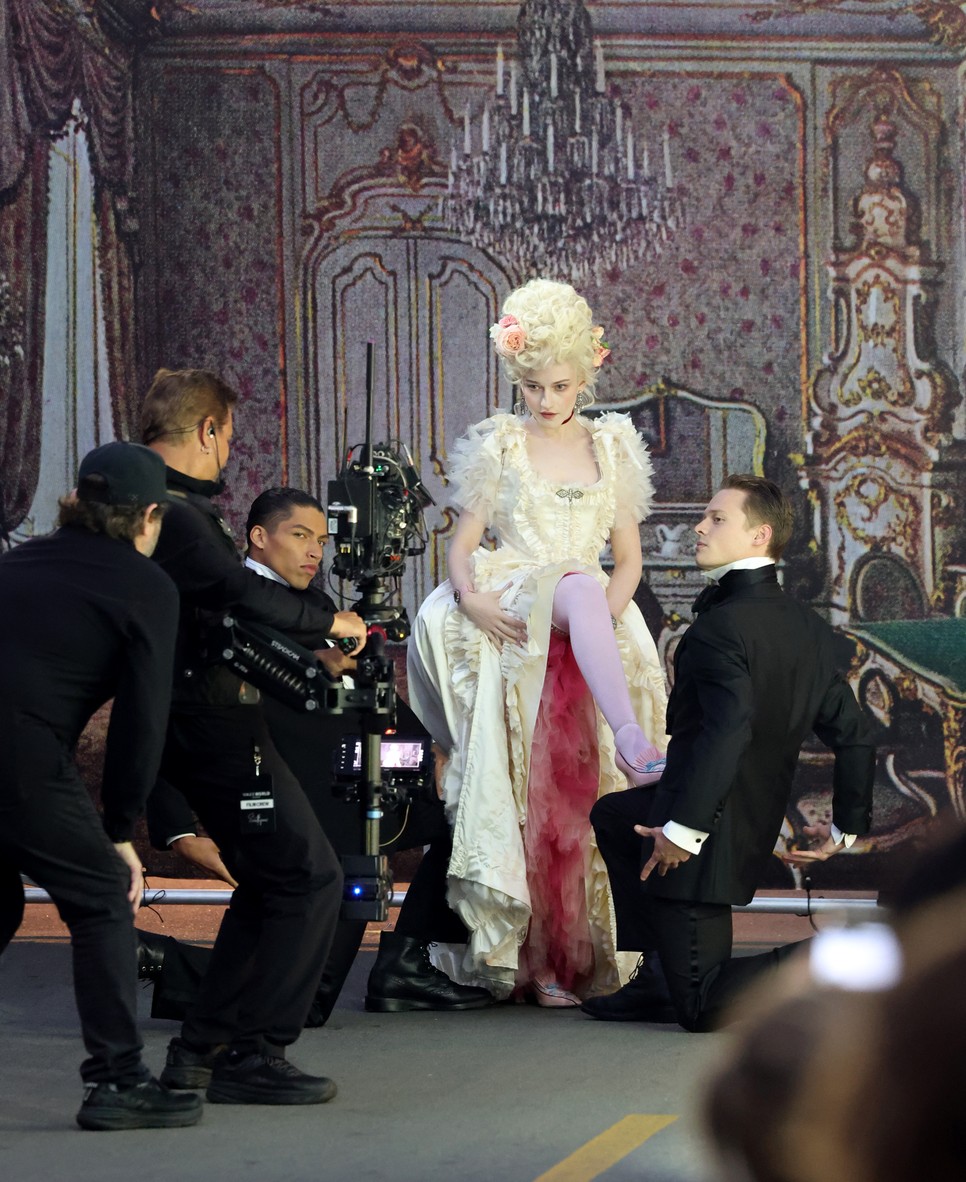 Julia Garner Marie Antoinette-ként született újjá a Vogue World: Hollywood kifutóján