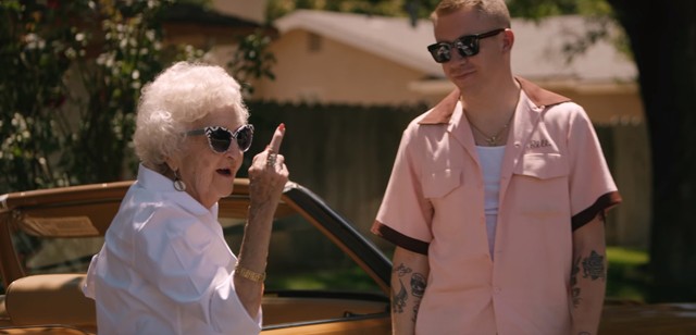 Macklemore 100 éves nagymamájával bulizik új klipjében!