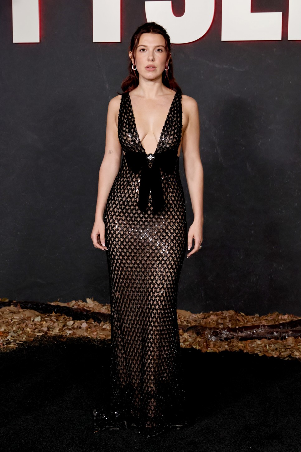 Millie Bobby Brown dekoltázsvillantós szettje a Stranger Things bemutatóján