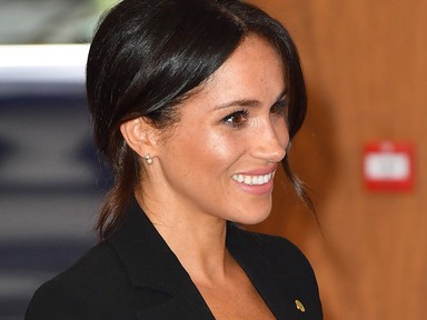 Bizarr! Meghan Markle hasonmása sétáltatta kutyusát a palota körül