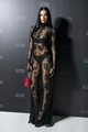 A 2023-as milánói divathéten alig takarta valami a testét: egy sejtelmes, fekete csipkeruhában érkezett a GDCS fashion show-jára. 