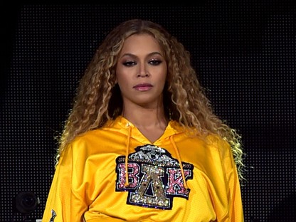 De mégis HOGYAN csináltatott Beyoncé új manikűrt a koncertje közben?