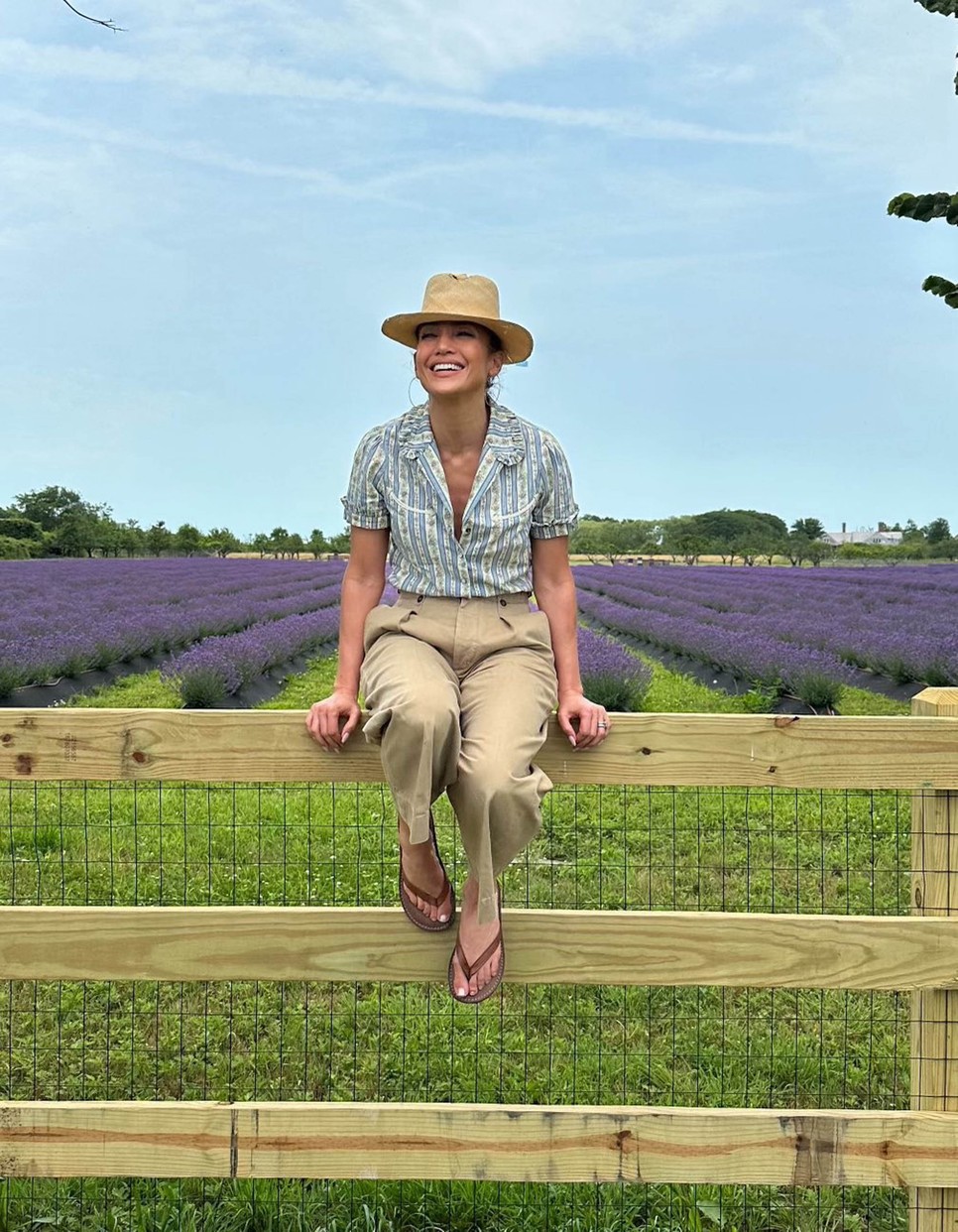 A cottagecore stílus összeválogatott alapdarabjai Jennifer Lopez tolmácsolásában