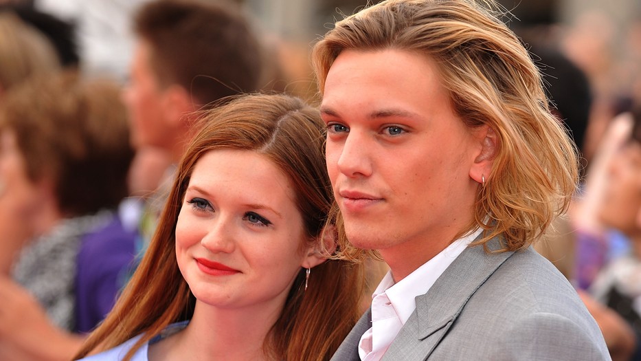 Bizony, a Stranger Things Vecnája és a Harry Potter-filmek Ginny-je is egy párt alkotott valaha